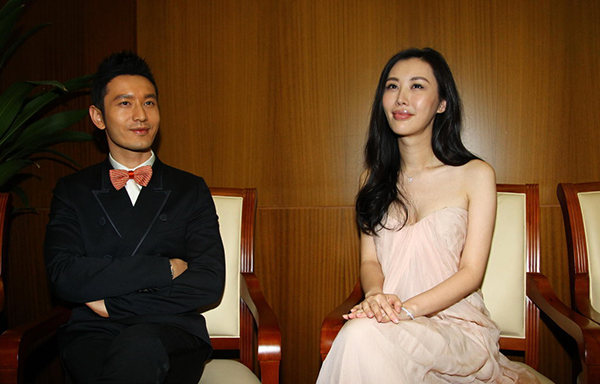 2013年5月13日，田朴珺以制片人身份出席《中国合伙人》北京首映式，与主演黄晓明在后台。CFP 资料