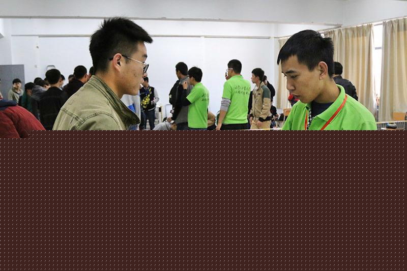 参赛选手在做比赛准备