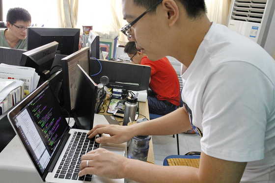 山东大学研发出全球首款智能陪护机器人